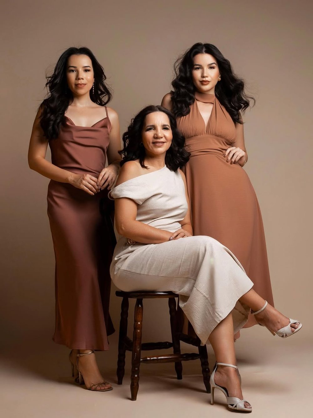 Dra. Maria Aparecida Alves de Melo (sentada) e Dra. Ana Clara Melo, em foto de estúdio da banca.